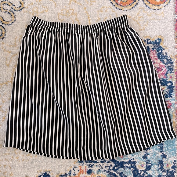 J. Crew Mercantile Black and Ivory (white) Striped Pleated Midi Skirt, Size 16 - Picture 4 of 7